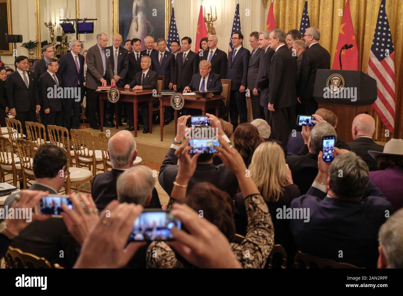 Washington, Stati Uniti. 15th Gen 2020. I partecipanti scattano foto con i loro telefoni cellulari mentre il presidente Donald Trump firma l'accordo commerciale Di Fase 1 tra gli Stati Uniti e la Cina, durante una cerimonia nella sala orientale alla Casa Bianca di mercoledì 15 gennaio 2020. L'accordo Di Fase 1 annullerà le imminenti tariffe pianificate sui prodotti cinesi e ne ridurrà altre, mentre Chine ha accettato di aumentare gli acquisti di prodotti agricoli statunitensi e altri beni. Foto di Alex Wroblewski/UPI Credit: UPI/Alamy Live News Foto Stock