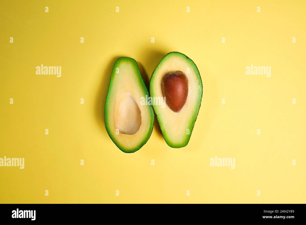 Affettato succosa avocado su uno sfondo luminoso Foto Stock