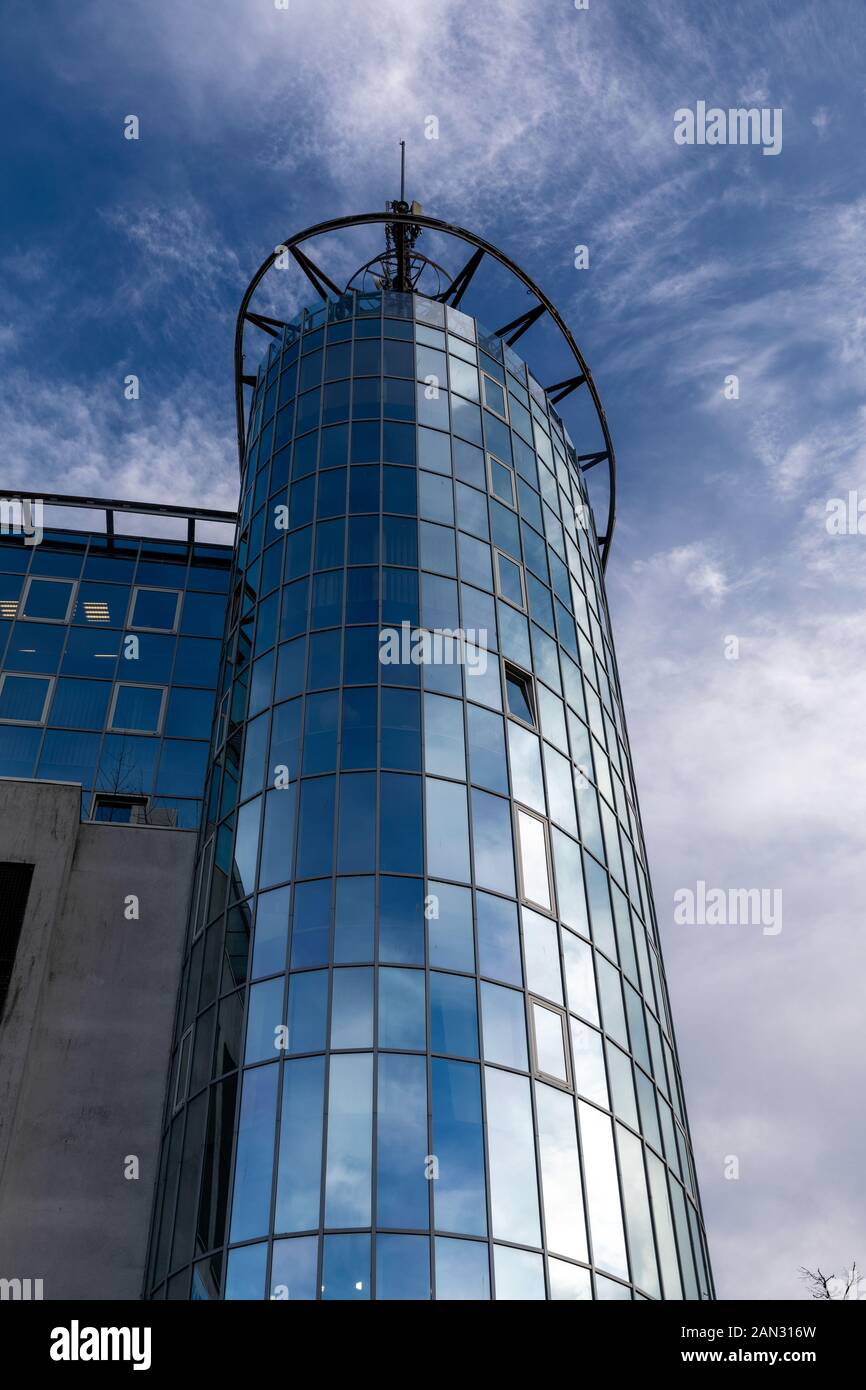 Skyscaper facciata color matching blue sky nella città tedesca di Wolfsburg Foto Stock