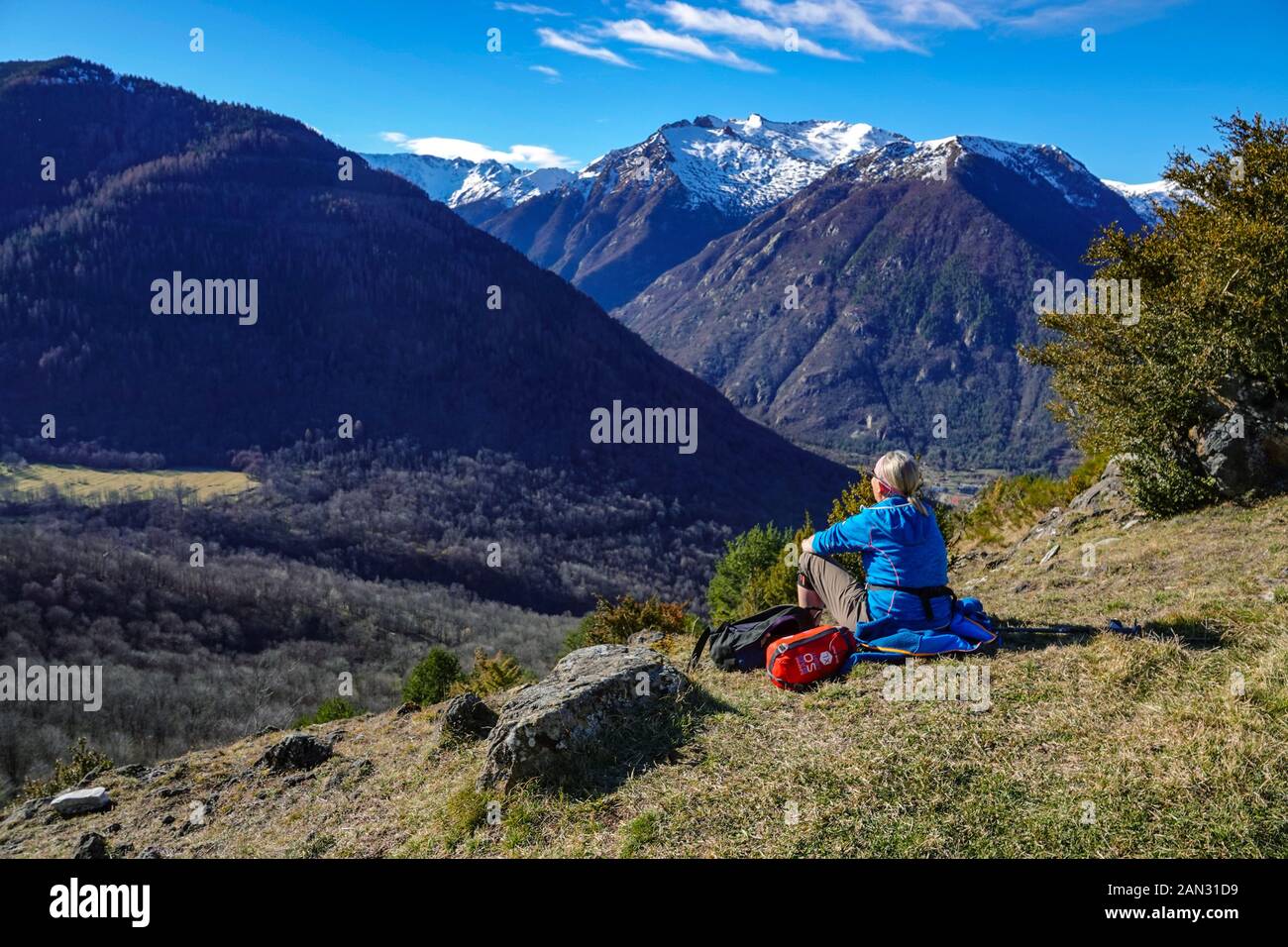 Escursionista femmina al di sopra del Vicdessos valley e Montcalm montagne, Ariège, Pirenei francesi, Francia Foto Stock