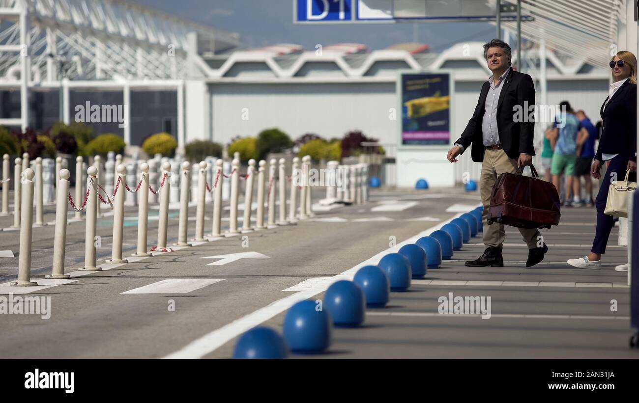 L uomo e la donna di andare a prendere un taxi dall' aeroporto al centro della citta', per un viaggio di lavoro Foto Stock