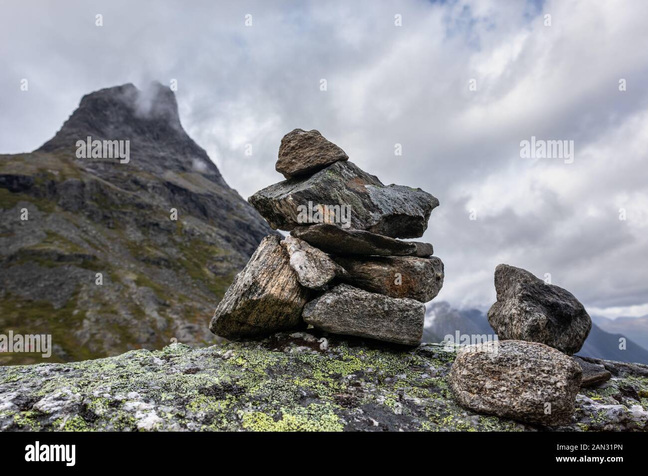 Piramide di Troll in cima alla strada di Trollstigen. Cairn pietra tra un paesaggio di montagna in Norvegia Foto Stock