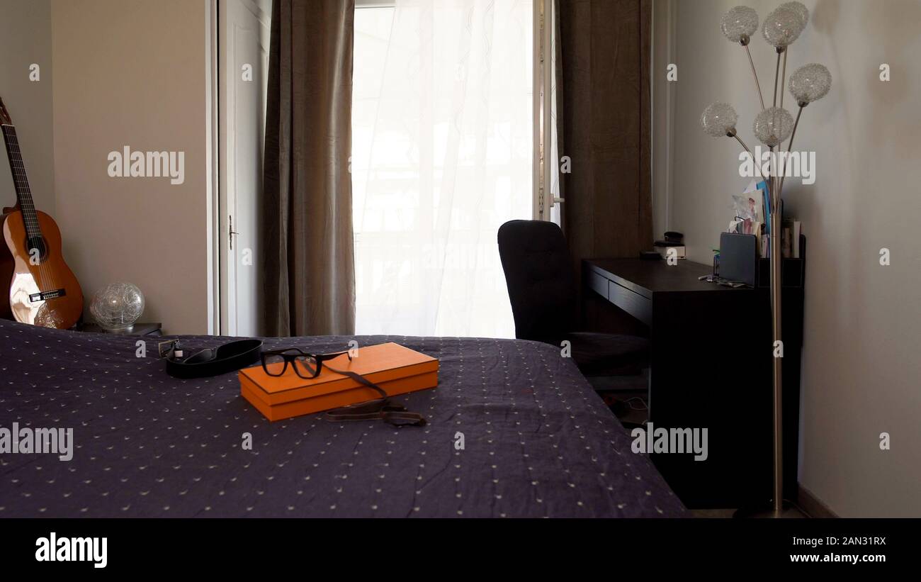 Svuotare gli studenti sala con tavolo, letto e chitarra, appartamento confortevole, home Foto Stock