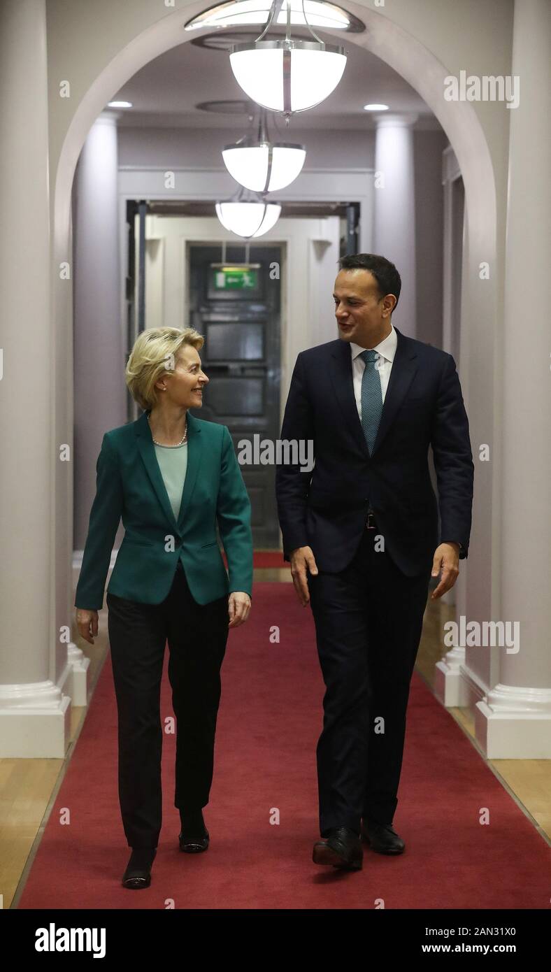 Il Presidente della Commissione europea Ursula von der Leyen con Taoiseach Leo Varadkar, che la accoglie con favore negli Edifici governativi di Dublino. Foto PA. Data Immagine: Mercoledì 15 Gennaio 2020. Vedi la storia di PA IRISH EU. Photo credit dovrebbe leggere: Lorraine o'Sullivan/PA Wire Foto Stock