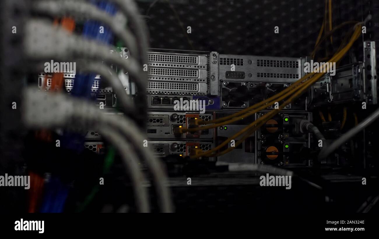 Server database hardware con cavi di rete, web hosting, il cloud computing Foto Stock