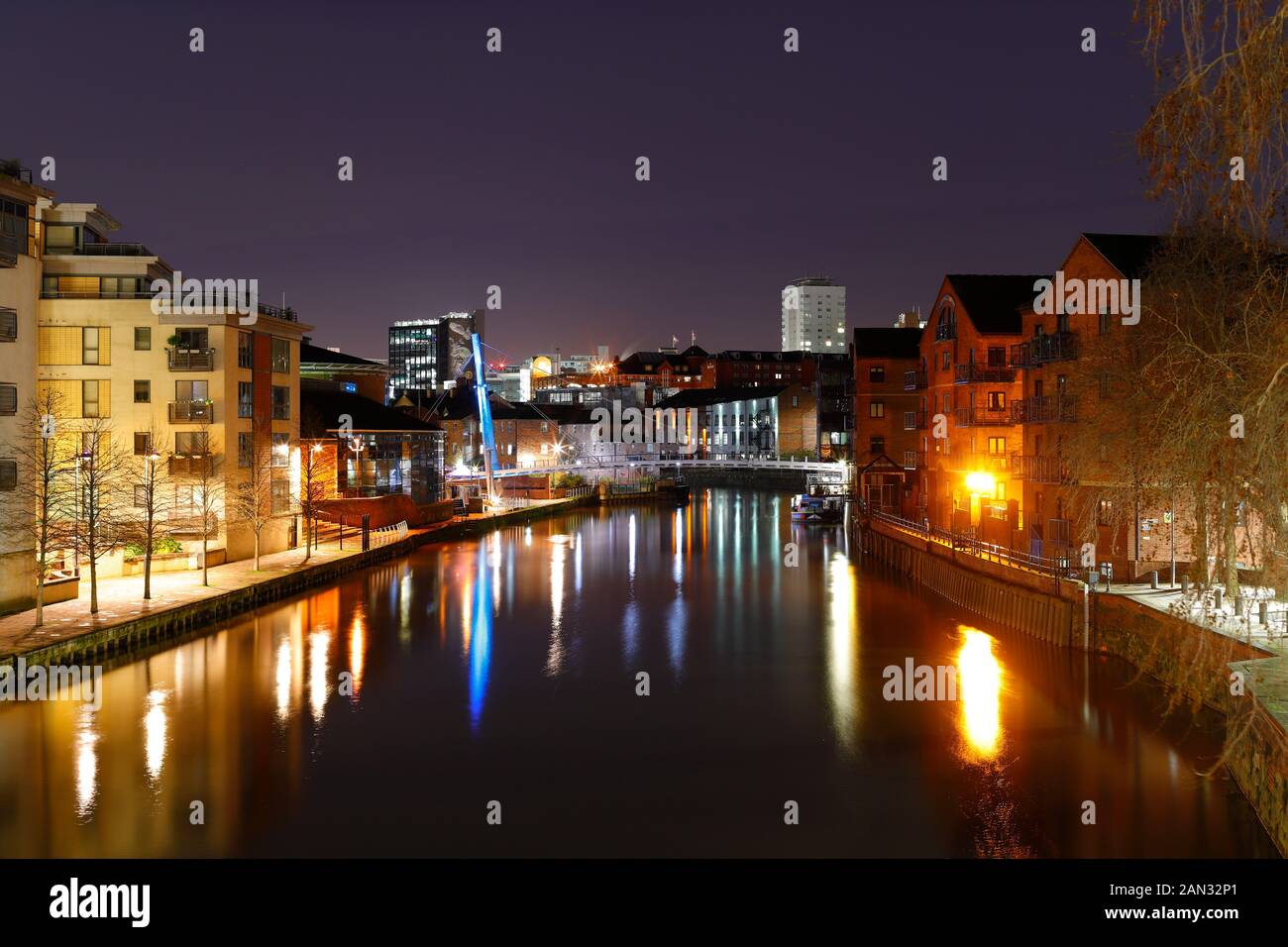 Una vista verso le chiamate in Leeds City Centre da Crown Point Bridge Foto Stock