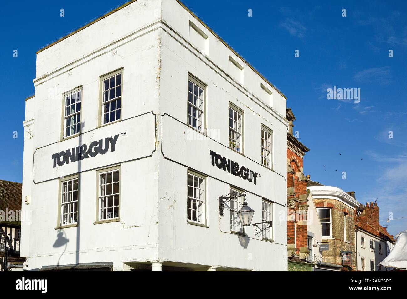Newark On Trent storica città mercato nel Nottinghamshire, Regno Unito. Toni e Guy edificio bianco posto sul mercato di Newark. Foto Stock