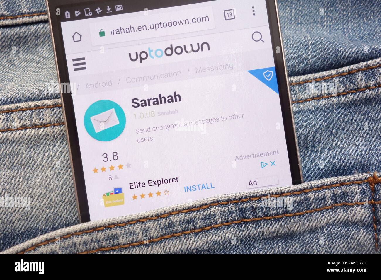 Sarahah app su uptodown sito web visualizzato sullo smartphone nascosto nella tasca dei jeans Foto Stock
