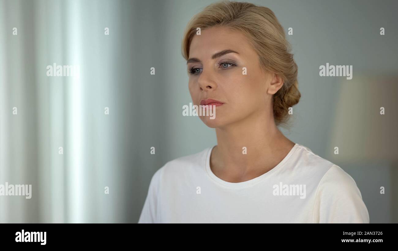 Bella bionda signora pensieroso pensando a vita, depressione e problemi Foto Stock