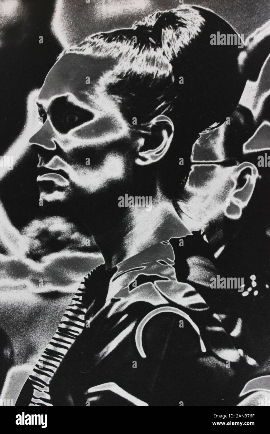 Fine anni settanta in bianco e nero la fotografia estrema di un elegante thirtysomething donna adulta Foto Stock