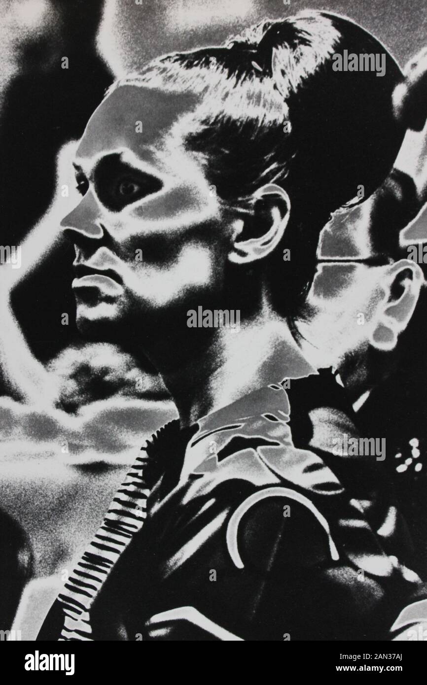 Fine anni settanta in bianco e nero la fotografia estrema di un elegante thirtysomething donna adulta Foto Stock