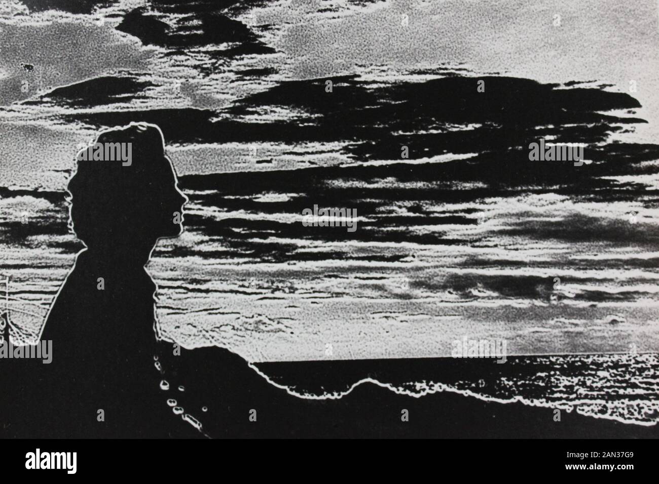 Fine anni settanta in bianco e nero la fotografia estrema di un elegante thirtysomething donna adulta Foto Stock