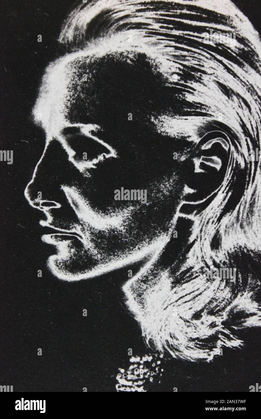 Fine anni settanta in bianco e nero la fotografia estrema di un elegante thirtysomething donna adulta Foto Stock