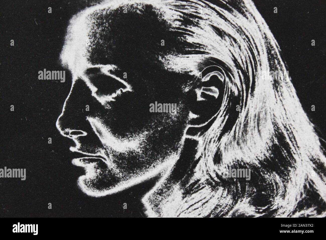 Fine anni settanta in bianco e nero la fotografia estrema di un elegante thirtysomething donna adulta Foto Stock