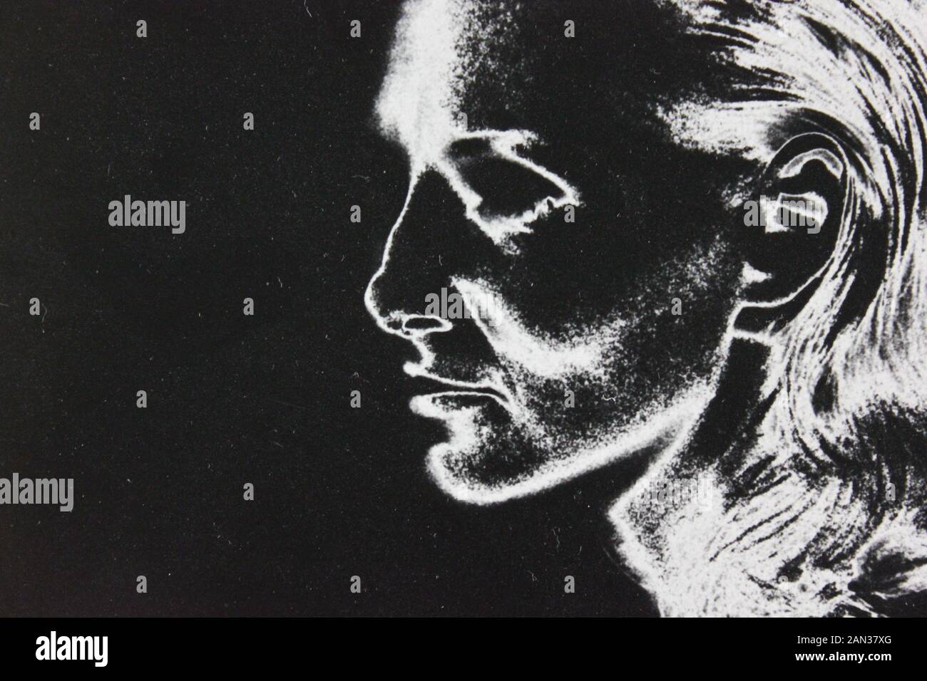 Fine anni settanta in bianco e nero la fotografia estrema di un elegante thirtysomething donna adulta Foto Stock