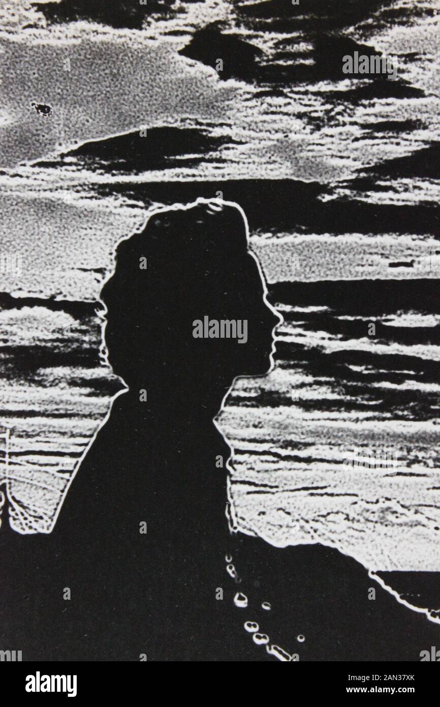 Fine anni settanta in bianco e nero la fotografia estrema di un elegante thirtysomething donna adulta Foto Stock