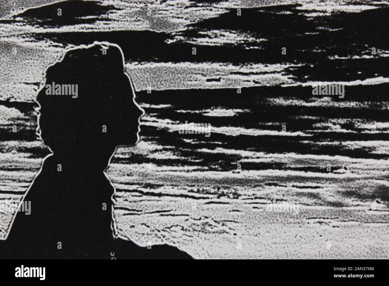 Fine anni settanta in bianco e nero la fotografia estrema di un elegante thirtysomething donna adulta Foto Stock