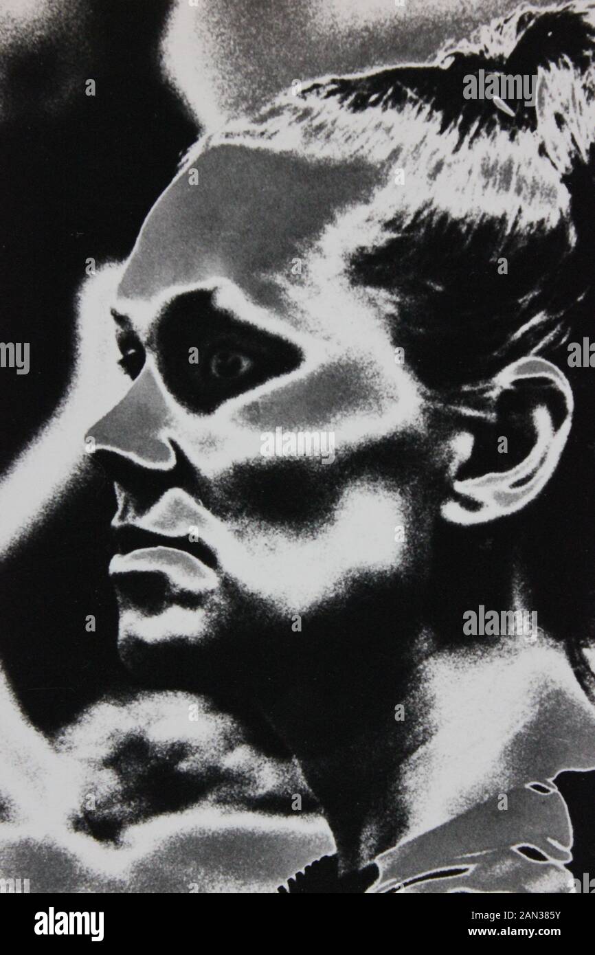 Fine anni settanta in bianco e nero la fotografia estrema di un elegante thirtysomething donna adulta Foto Stock