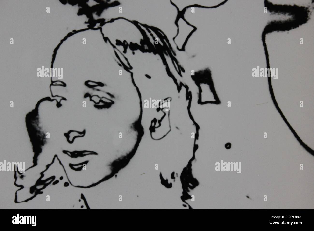 Fine anni settanta in bianco e nero la fotografia estrema di un elegante thirtysomething donna adulta Foto Stock