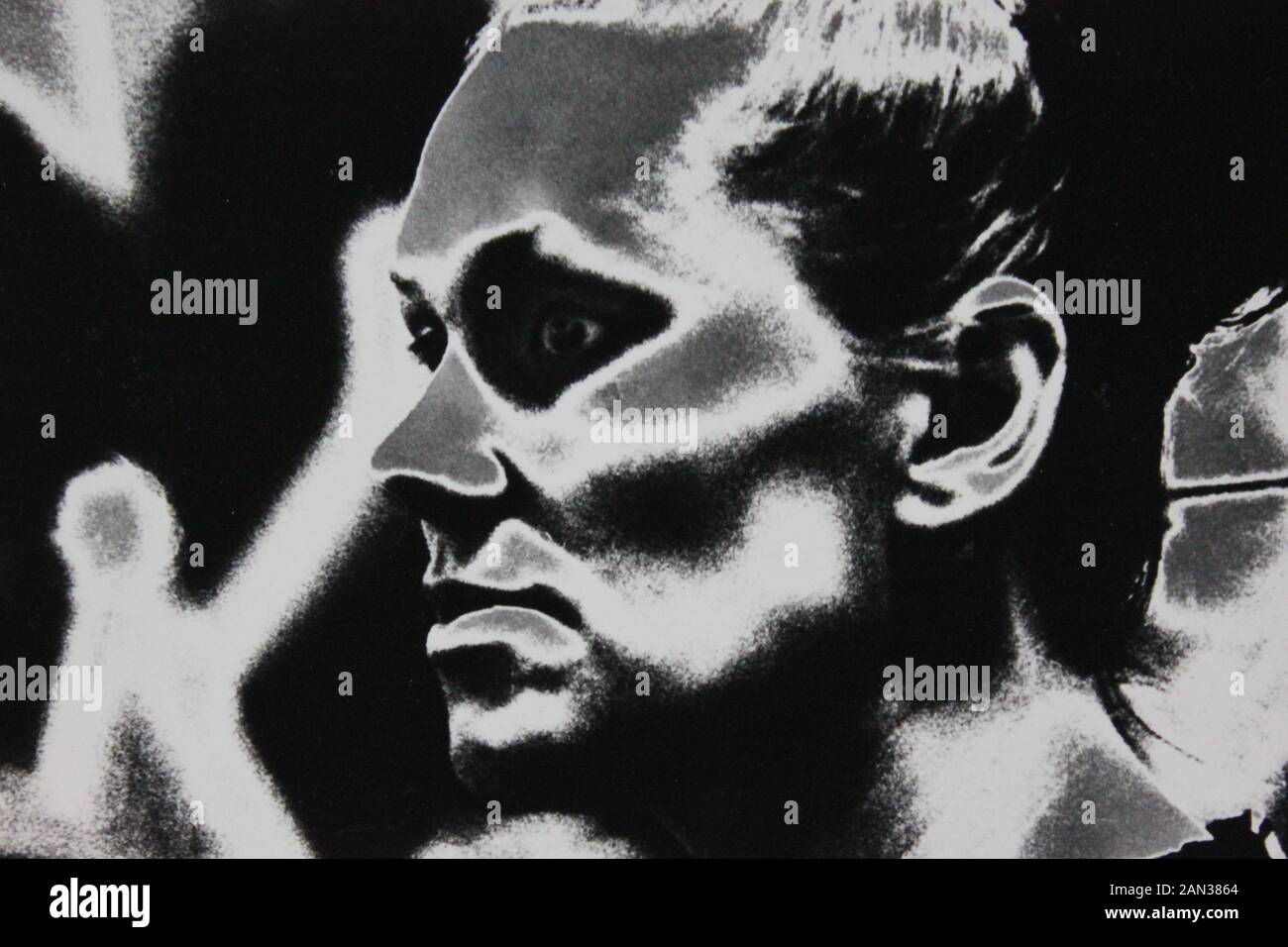 Fine anni settanta in bianco e nero la fotografia estrema di un elegante thirtysomething donna adulta Foto Stock