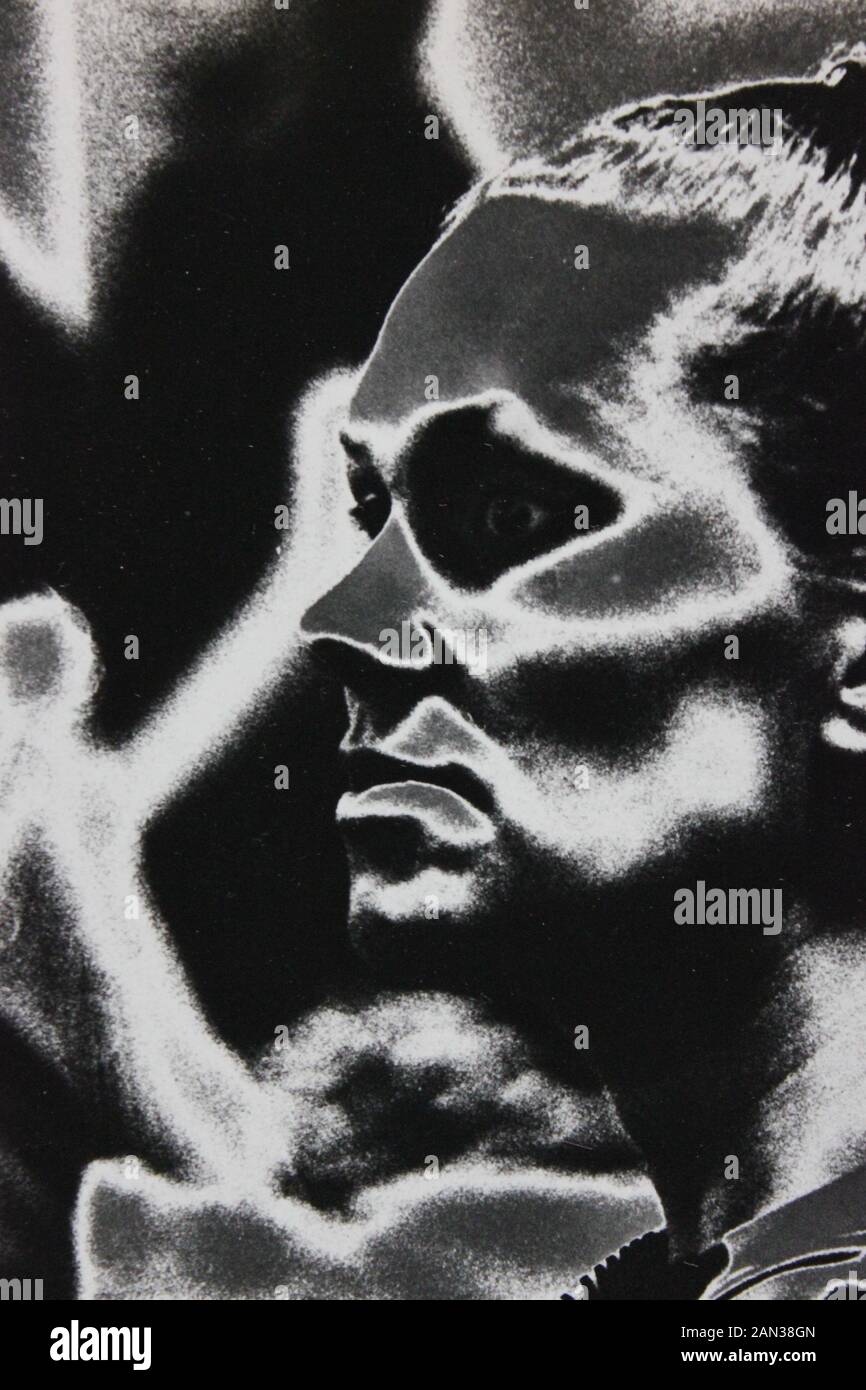 Fine anni settanta in bianco e nero la fotografia estrema di un elegante thirtysomething donna adulta Foto Stock