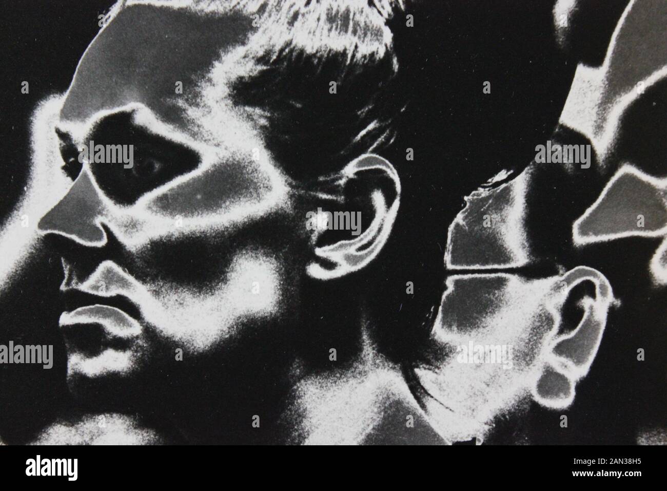 Fine anni settanta in bianco e nero la fotografia estrema di un elegante thirtysomething donna adulta Foto Stock