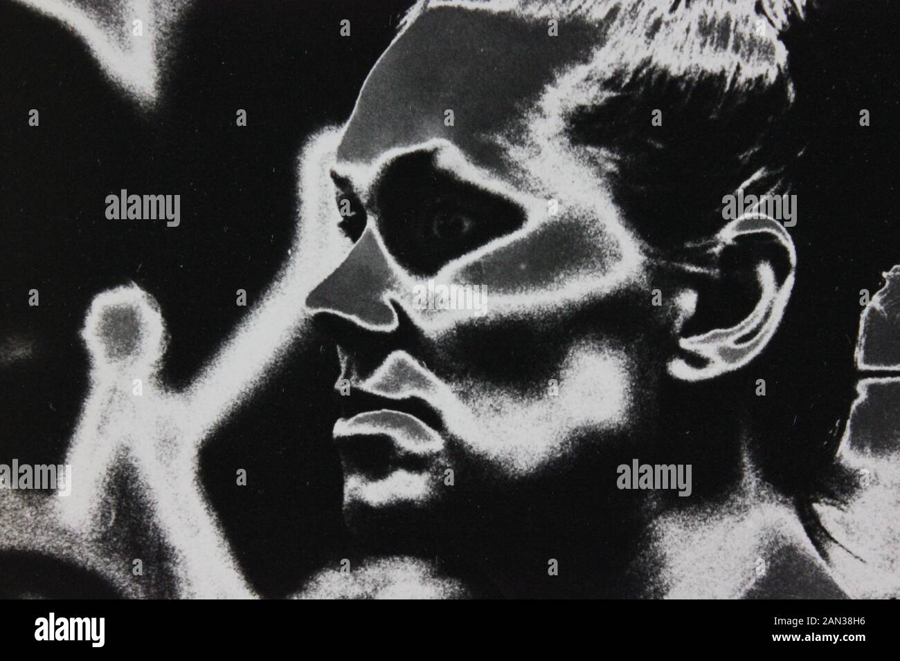 Fine anni settanta in bianco e nero la fotografia estrema di un elegante thirtysomething donna adulta Foto Stock