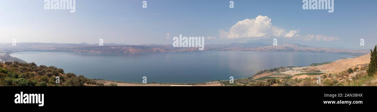 Mare di Galilea (Kinneret), il più grande lago d'acqua dolce d'Israele. Vista panoramica dalla riva orientale verso la riva occidentale. Foto Stock