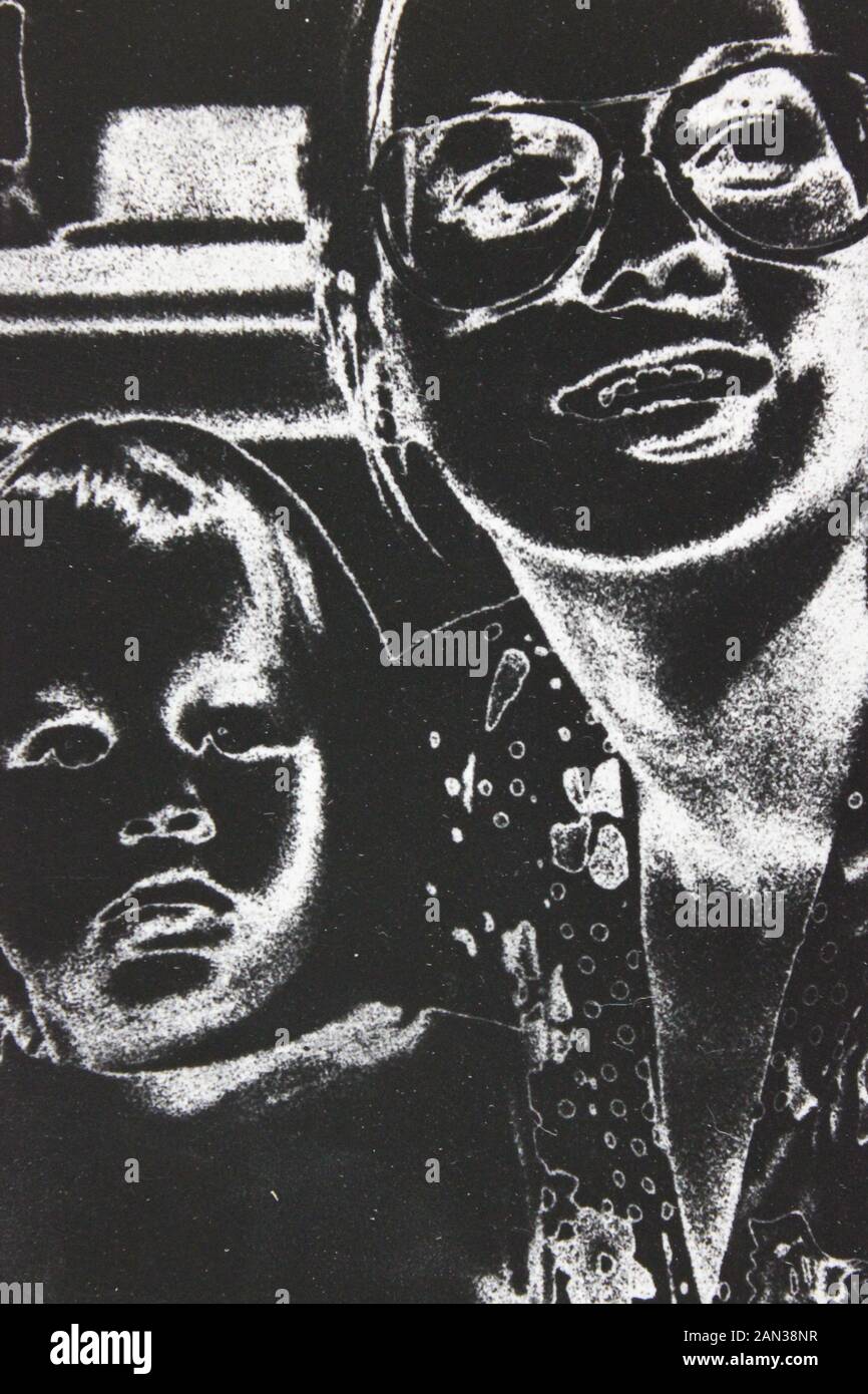 Fine anni settanta in bianco e nero extreme la fotografia di una donna e bambino Foto Stock