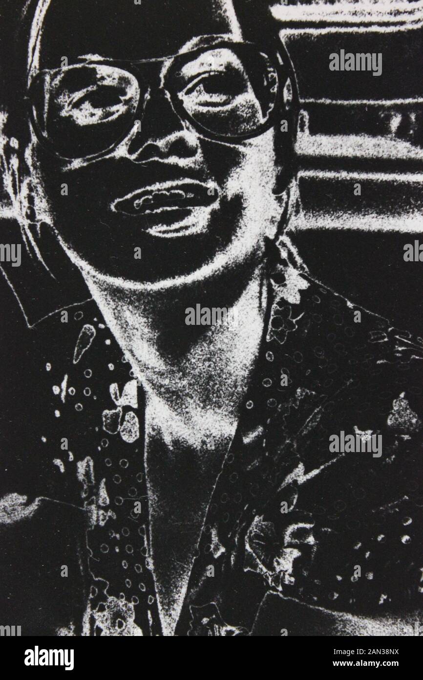 Fine anni settanta in bianco e nero la fotografia estrema di un elegante thirtysomething donna adulta Foto Stock