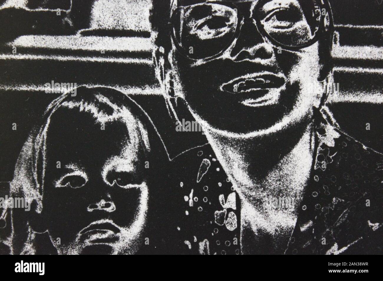 Fine anni settanta in bianco e nero extreme la fotografia di una donna e bambino Foto Stock