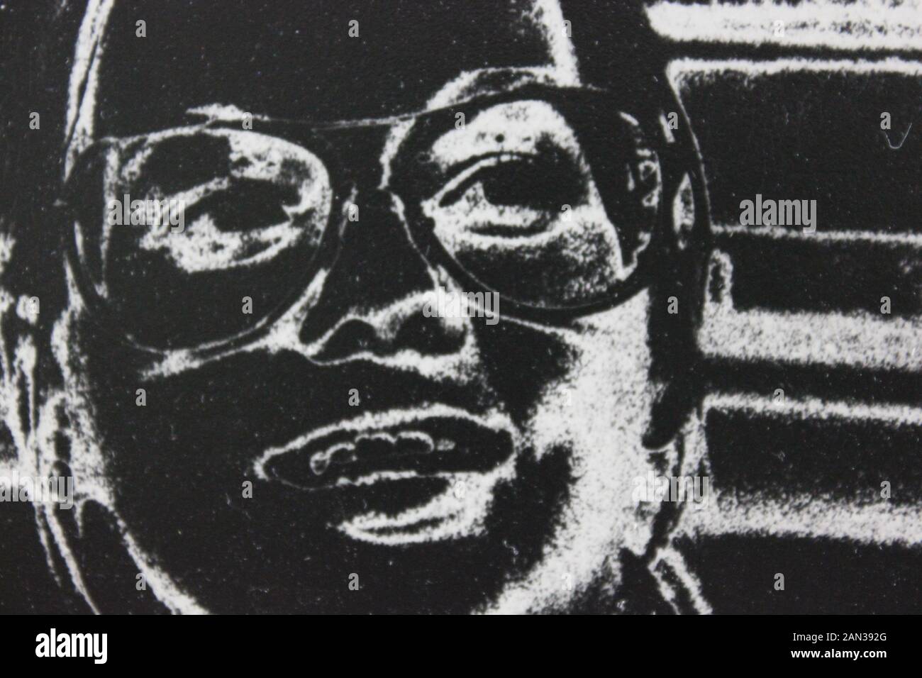 Fine anni settanta in bianco e nero la fotografia estrema di un elegante thirtysomething donna adulta Foto Stock