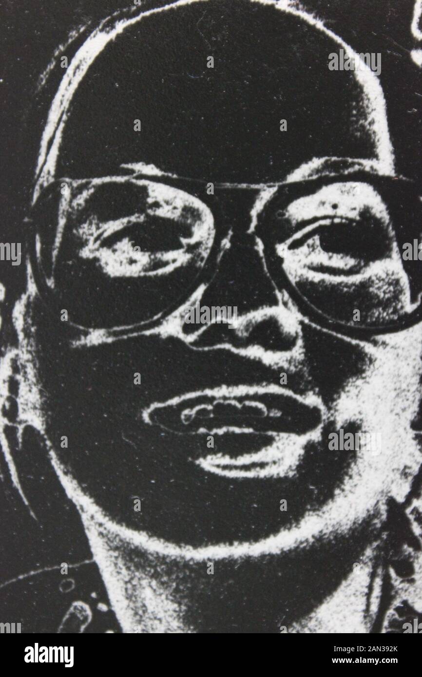 Fine anni settanta in bianco e nero la fotografia estrema di un elegante thirtysomething donna adulta Foto Stock