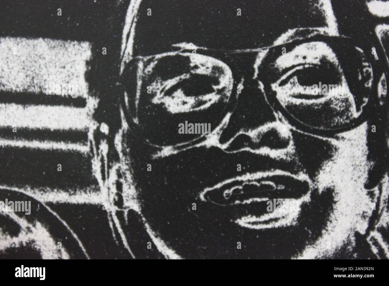 Fine anni settanta in bianco e nero la fotografia estrema di un elegante thirtysomething donna adulta Foto Stock