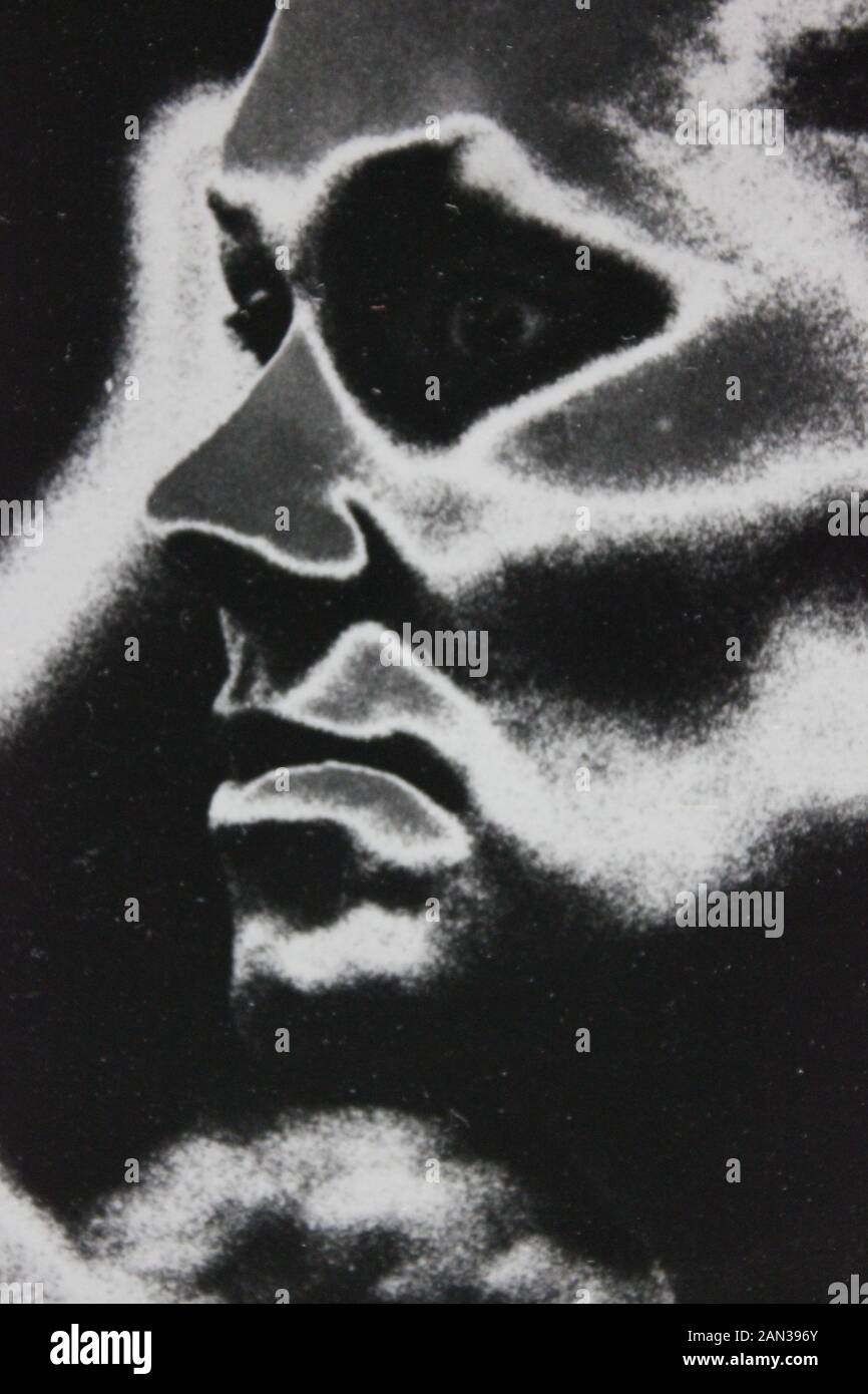 Fine anni settanta in bianco e nero la fotografia estrema di un elegante thirtysomething donna adulta Foto Stock