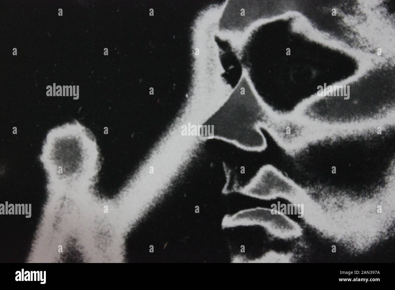 Fine anni settanta in bianco e nero la fotografia estrema di un elegante thirtysomething donna adulta Foto Stock