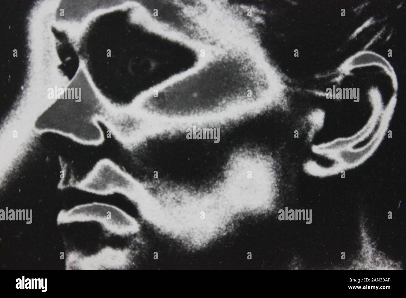 Fine anni settanta in bianco e nero la fotografia estrema di un elegante thirtysomething donna adulta Foto Stock