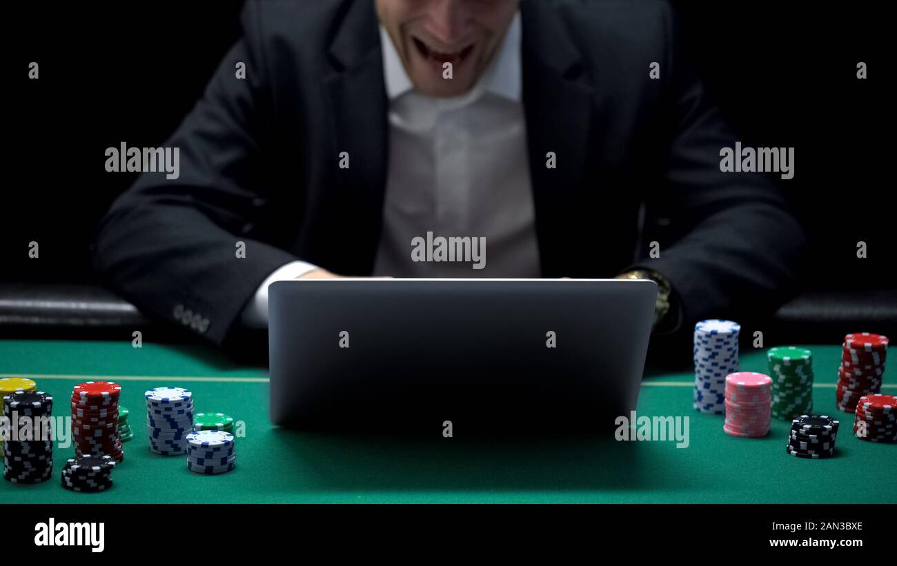 Imprenditore entusiasta urlando, vincendo gioco di poker on-line, il successo, la dipendenza Foto Stock
