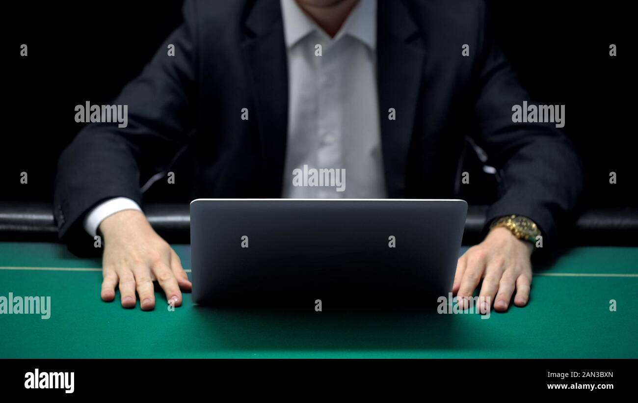 Giocatore di poker in attesa di avversari online per fare scommesse e gioco d'azzardo competitivi Foto Stock