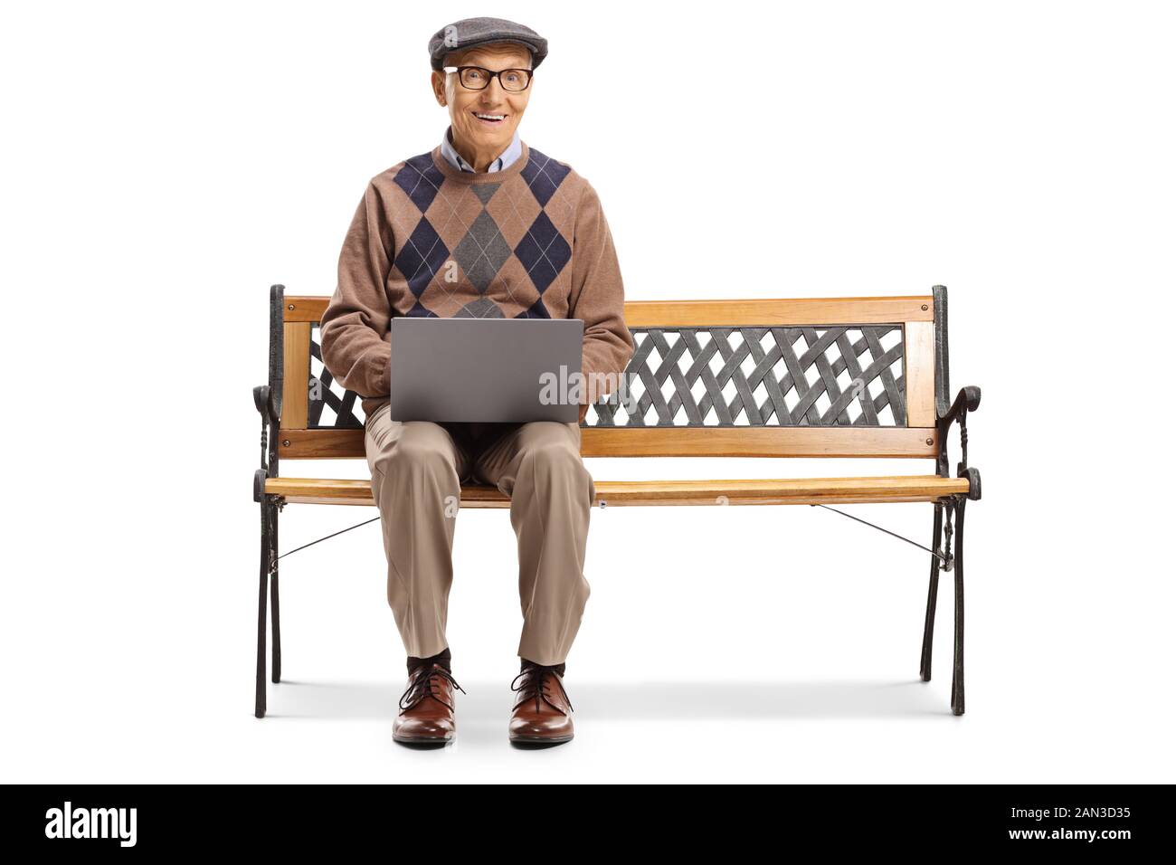 Uomo anziano che lavora su un computer portatile e seduto su una panchina isolata su sfondo bianco Foto Stock