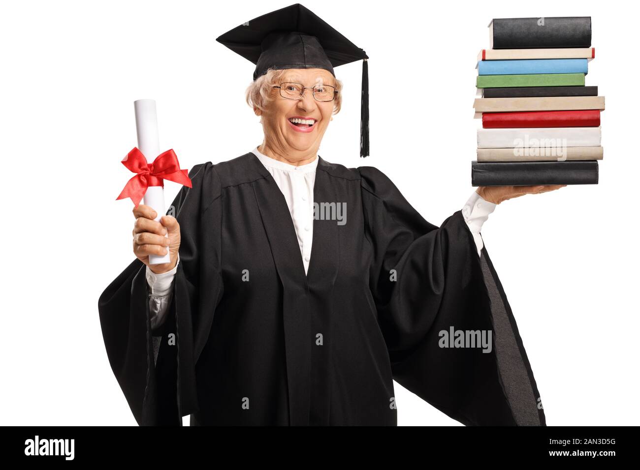 Donna anziana in un abito di laurea che possiede un diploma e un mucchio di libri isolati su sfondo bianco Foto Stock