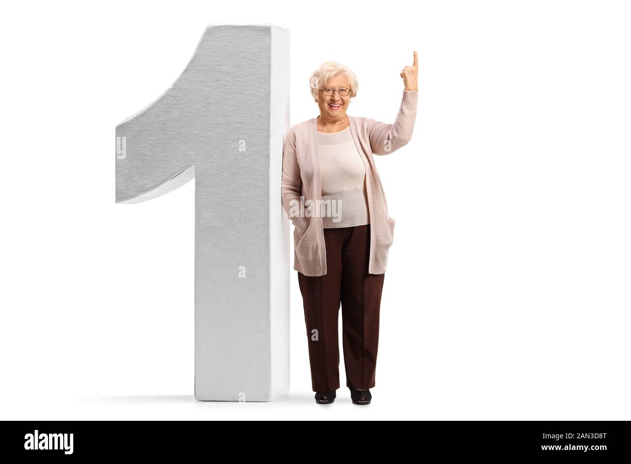 Ritratto a tutta lunghezza di una donna anziana appoggiata su un grande numero uno e puntato sopra isolato su sfondo bianco Foto Stock