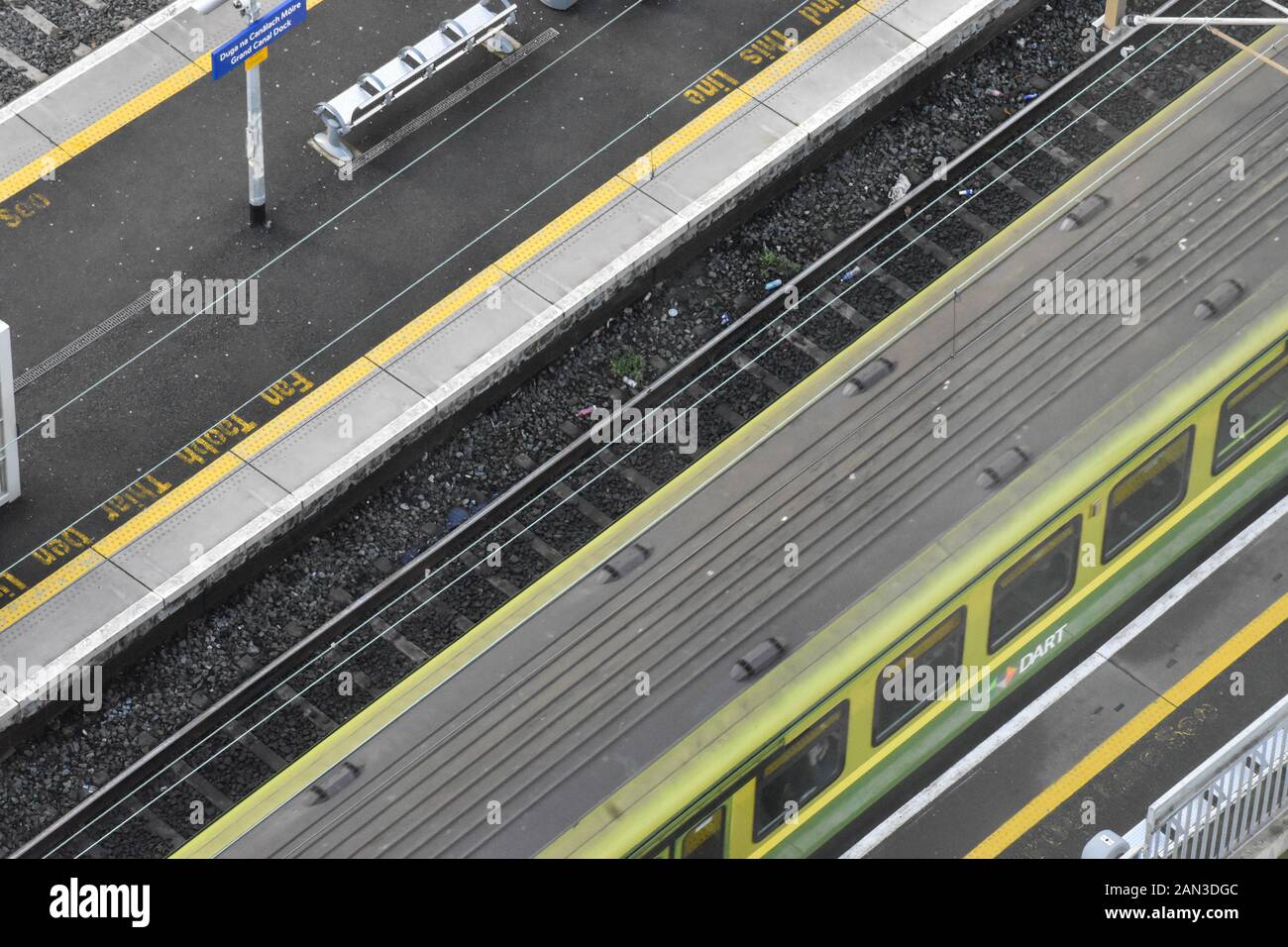 Dublino, Irlanda - 15 Gennaio 2020: alta vista di un treno DART tirando in grand canal dock station Foto Stock