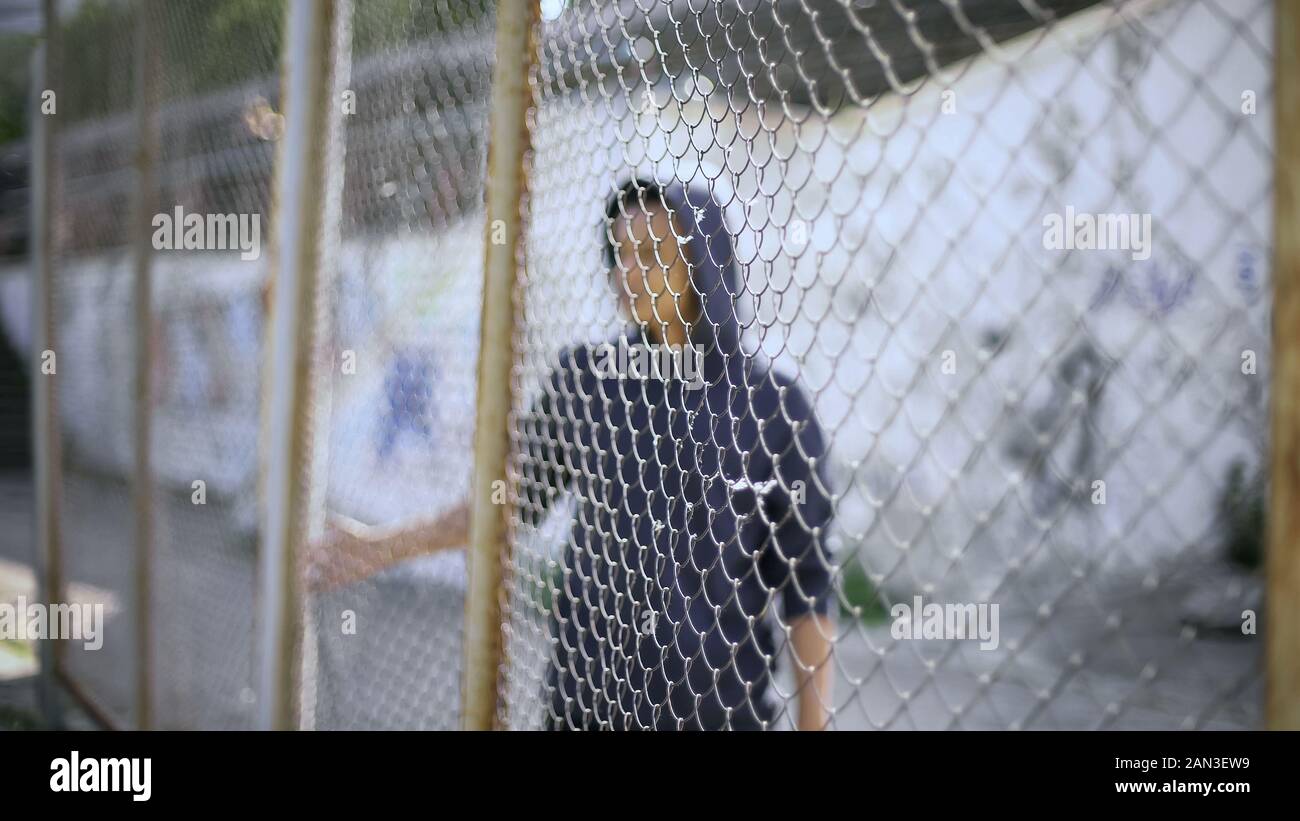 Afro-american boy dietro il recinto, migrante bambino separato dalla famiglia, detenuti Foto Stock