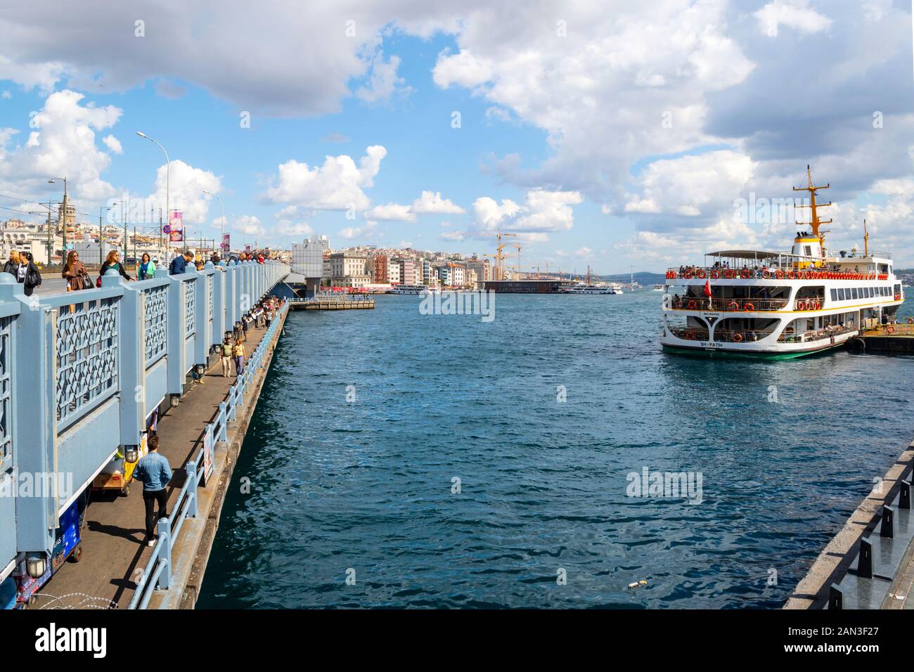 Un ferry boat cruises dal Bosforo River Bridge sul Golden Horn con la Torre Galata e Istanbul Turchia in vista. Foto Stock