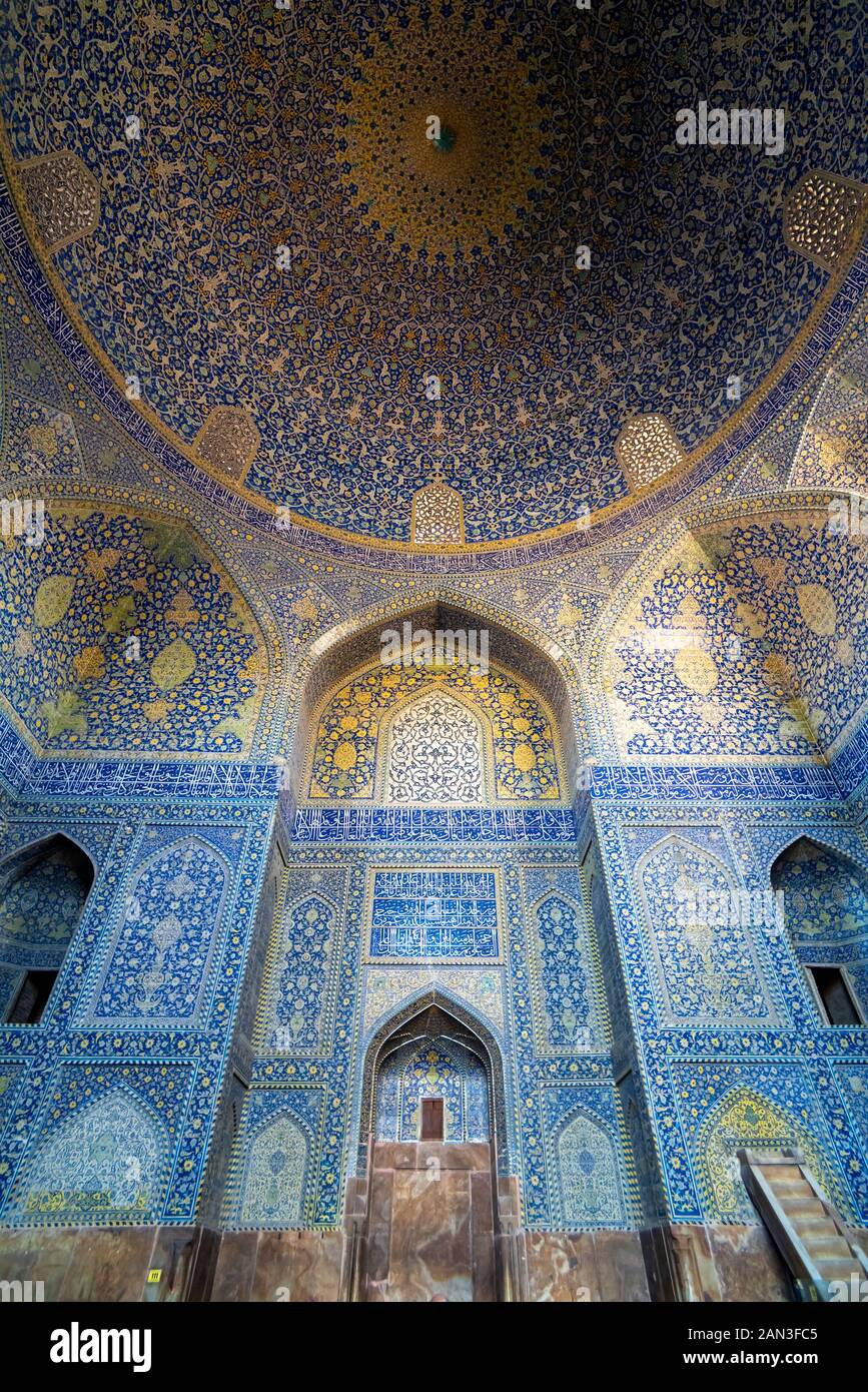 Tilework su pareti di Imam moschea imam Square a Isfahan, Iran Foto Stock