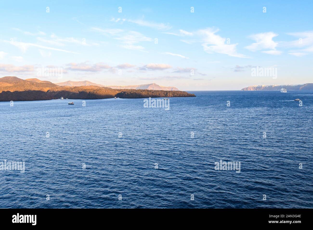 Le piccole isole e navi da crociera all'interno della caldera di Santorini, Grecia. Foto Stock