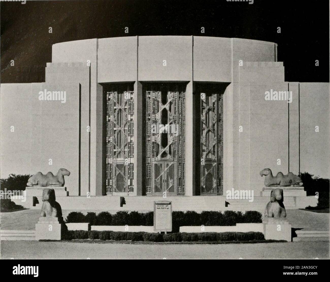 Architetto e ingegnere . NOVEMBRE 1933VOLUME 115NUMBER DUE IL MUSEO D'ARTE DI SEATTLE DI HOMER M. HADLEY TMIS BUIIDINDG..TO. LA CITTÀI.GF Nr EUILER DOrNATBY iVlRS 50M R]CrJAf^£&gt;^^fll©|MR WtRECRIATIOM ^IDUC/ IMS lUINOX SFATTI e , ANF&gt; HFR^^ Tory ^YM AND- cfiizfn:/ 1^il Jr . THF REGALO. TAfM LT HA f^m^POSTO DA TIIEir&lt; FELIOW MEMPPTPSOF IL CONSIGLIO DI AMMINISTRAZIONE DELLA FIDUCIA! È Di^SEATTLE ART MUSFUMJUNF 195 Gth TUBO grande calmstone animali placidamente a riposo su letti di pietra theirlow accanto alla strada d'ingresso al nuovo Seattle Art Museum, hanno gazedwith chan costante Foto Stock