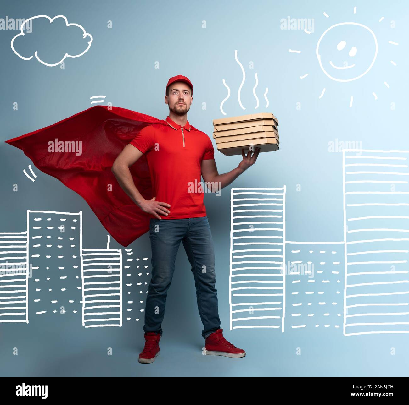 Deliveryman con pizze agisce come un potente supereroe. Concetto di successo e garanzia sulla spedizione. Studio sfondo ciano Foto Stock