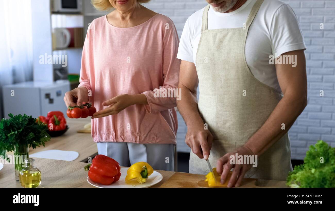 Coppia marito e moglie di cucina pranzo vegetariano in cucina, tradizioni familiari Foto Stock
